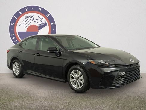 Used 2025 Toyota Camry LE image 2