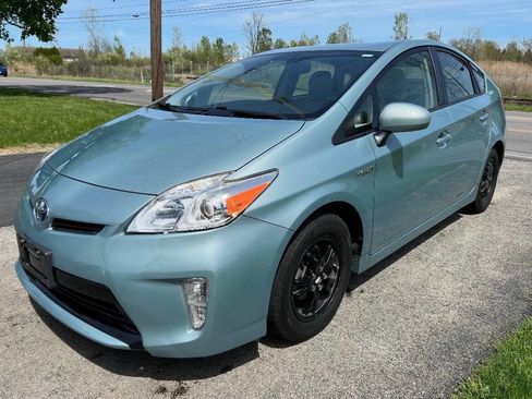 Used 2015 Toyota Prius Four FWD image 2