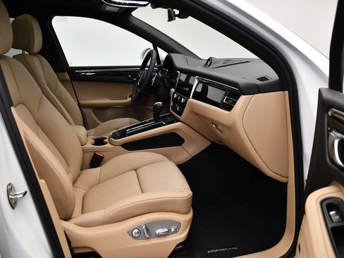 Used 2025 Porsche Macan image 44