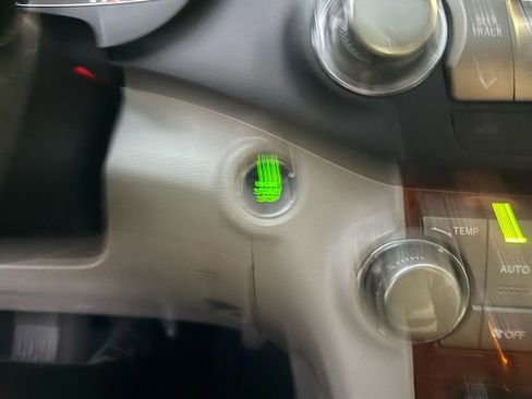 Used 2012 Toyota Highlander Limited image 25