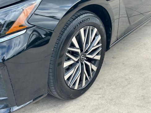 Used 2025 Nissan Altima 2.5 SV image 9