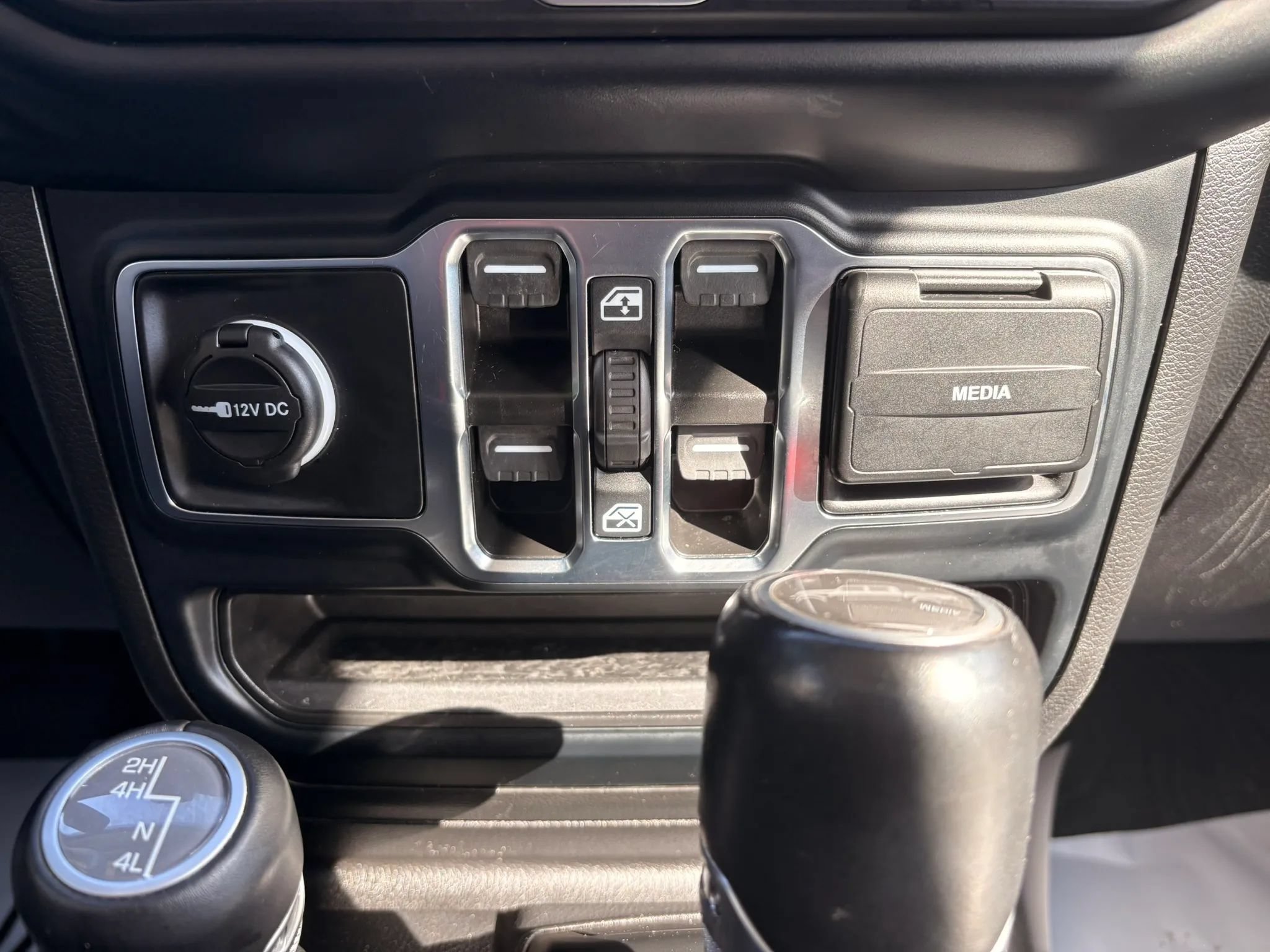 Used 2023 Jeep Gladiator Overland AWD/4WD image 25
