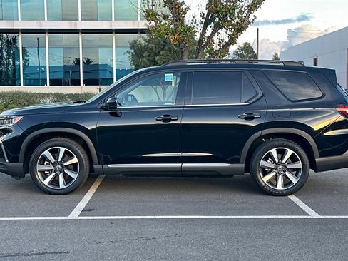 Used 2025 Honda Pilot Touring image 7