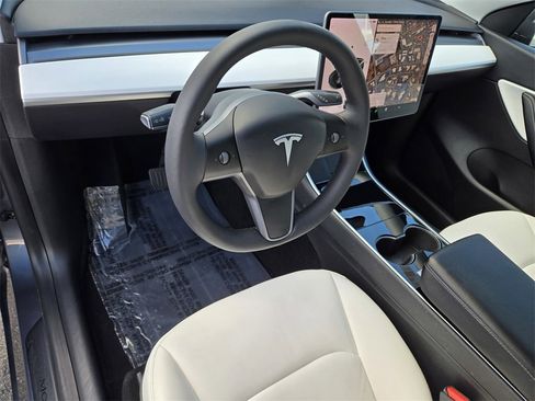 Used 2021 Tesla Model Y Long Range image 13
