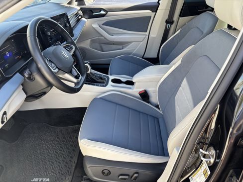 Certified 2025 Volkswagen Jetta SE image 18
