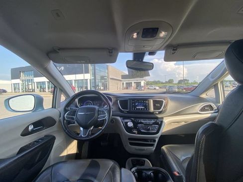 Used 2019 Chrysler Pacifica Touring-L FWD image 5