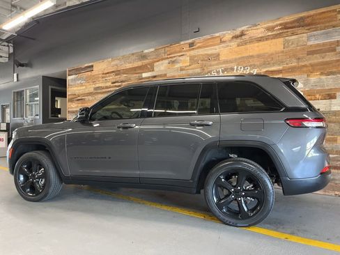 Used 2022 Jeep Grand Cherokee Altitude AWD/4WD image 16