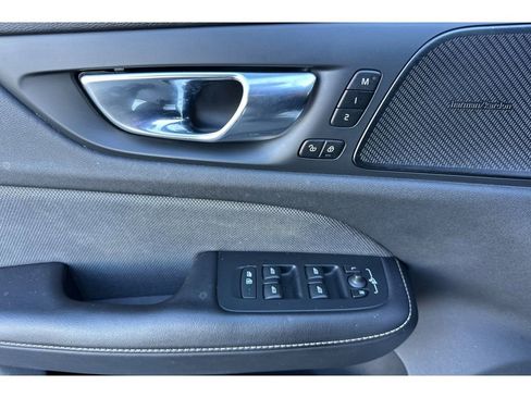 Used 2020 Volvo V60 T6 R-Design image 11