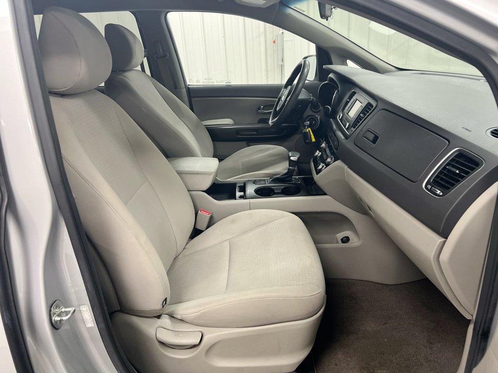 Used 2018 Kia Sedona LX FWD image 21