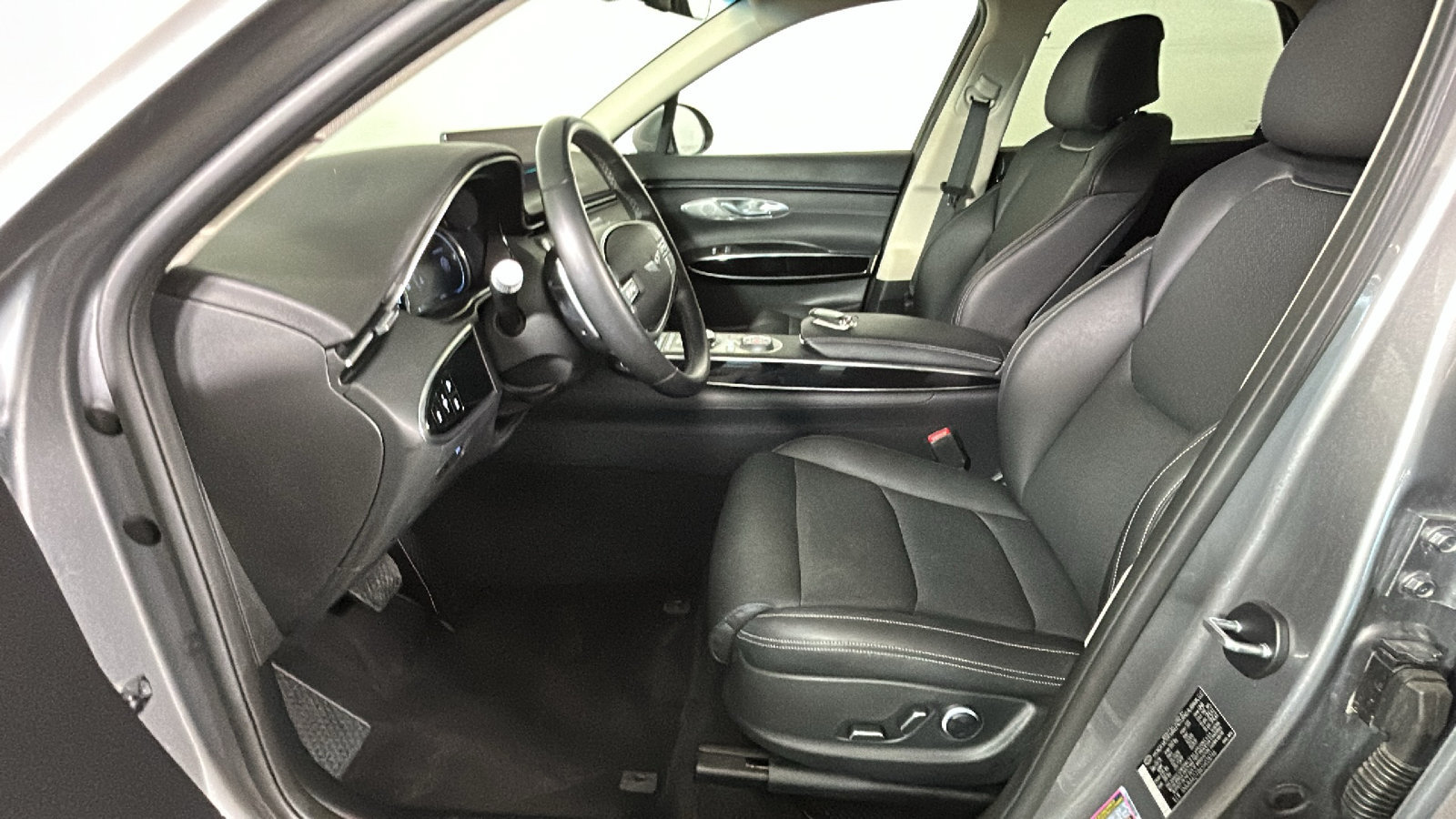 Used 2025 Genesis GV70 2.5T AWD/4WD image 13