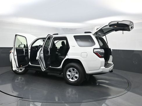 Used 2019 Toyota 4Runner SR5 AWD/4WD image 33