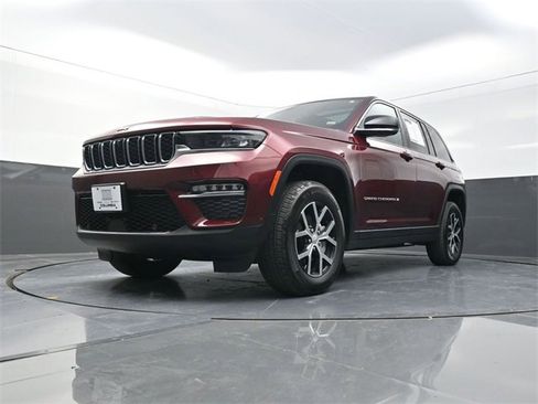 Used 2024 Jeep Grand Cherokee Limited w/ Luxury Tech Group II image 19