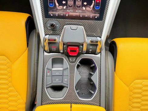 Used 2021 Lamborghini Urus image 24