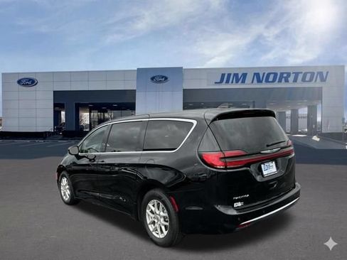 Used 2024 Chrysler Pacifica Touring-L FWD image 7