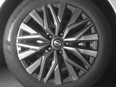 Used 2025 Nissan Altima 2.5 SV FWD image 13