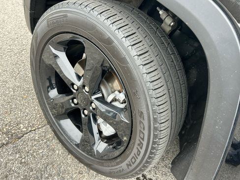 Used 2024 Jeep Grand Cherokee Limited w/ Luxury Tech Group II image 15