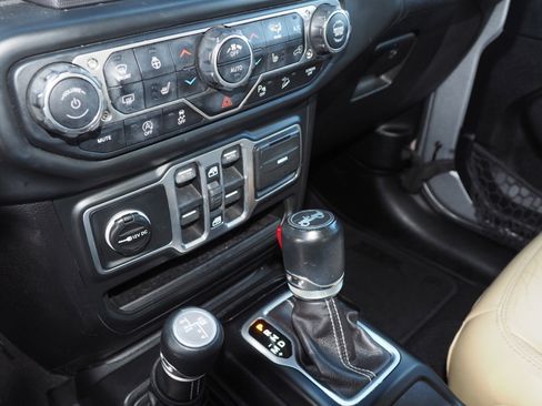 Used 2018 Jeep Wrangler Unlimited Sahara image 24