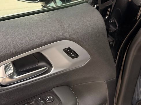 Used 2026 Chrysler Pacifica Limited FWD image 15