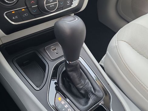 Used 2020 Jeep Cherokee Limited FWD image 25