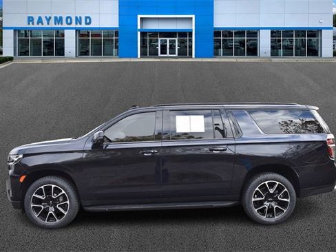 Certified 2023 Chevrolet Suburban RST w/ Sport Performance Package image 6