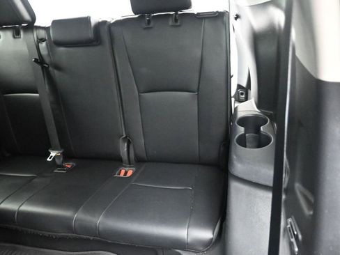 Used 2021 Toyota Highlander XLE AWD/4WD image 22