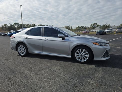 Used 2021 Toyota Camry LE image 2