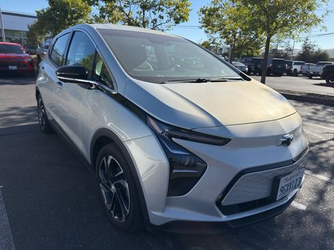 Used 2023 Chevrolet Bolt LT w/ Infotainment Package FWD image 3