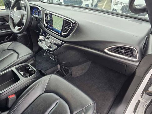 Used 2025 Chrysler Pacifica Select FWD image 10