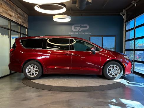 Used 2023 Chrysler Pacifica Touring-L FWD image 2