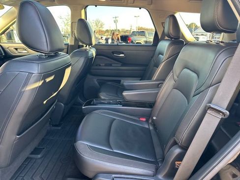 Used 2024 Nissan Pathfinder SL w/ SL Premium Package image 11