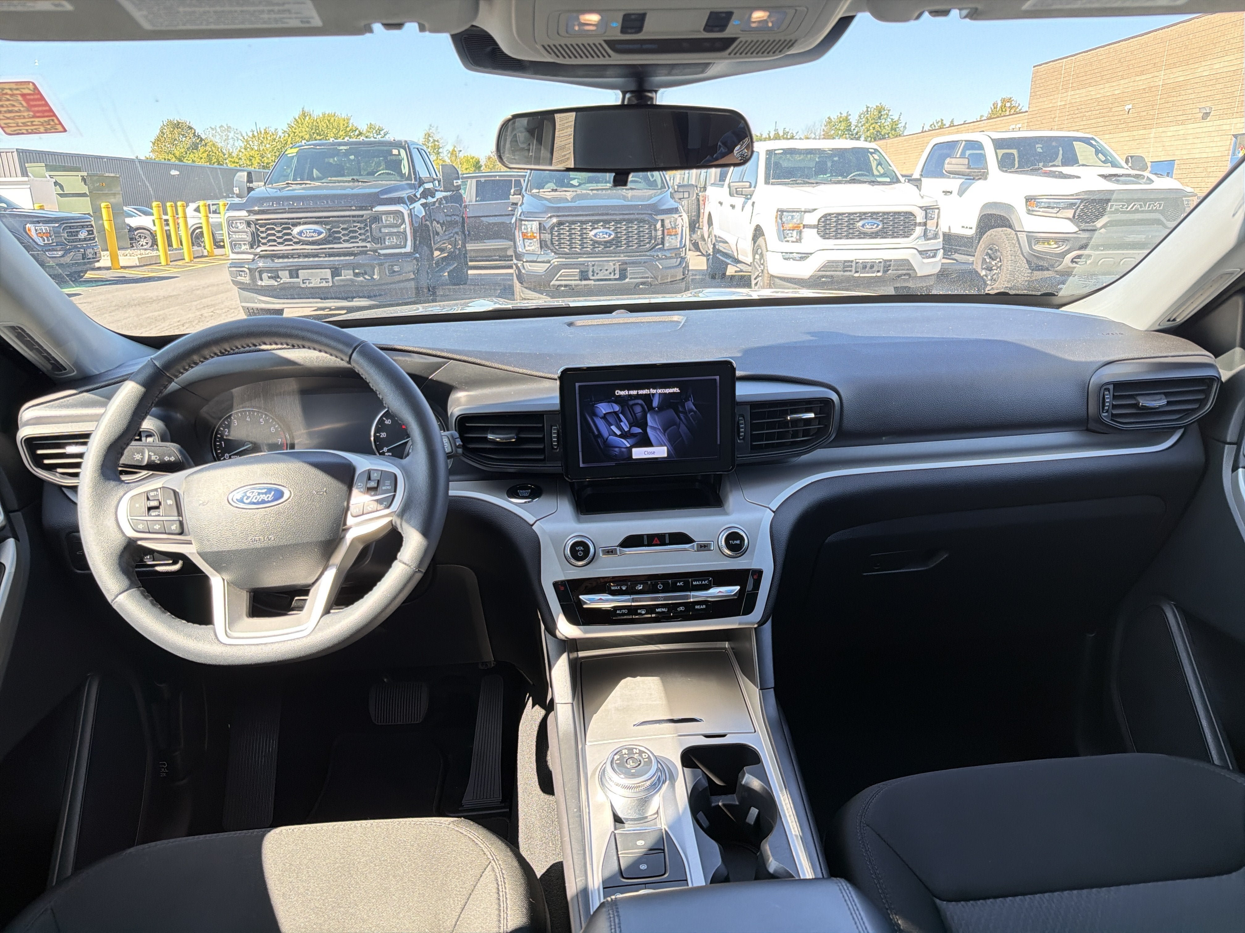 Used 2023 Ford Explorer XLT AWD/4WD image 12