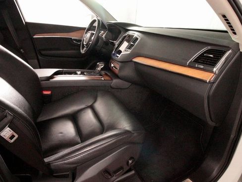 Certified 2022 Volvo XC90 T6 Momentum w/ Protection Package image 60