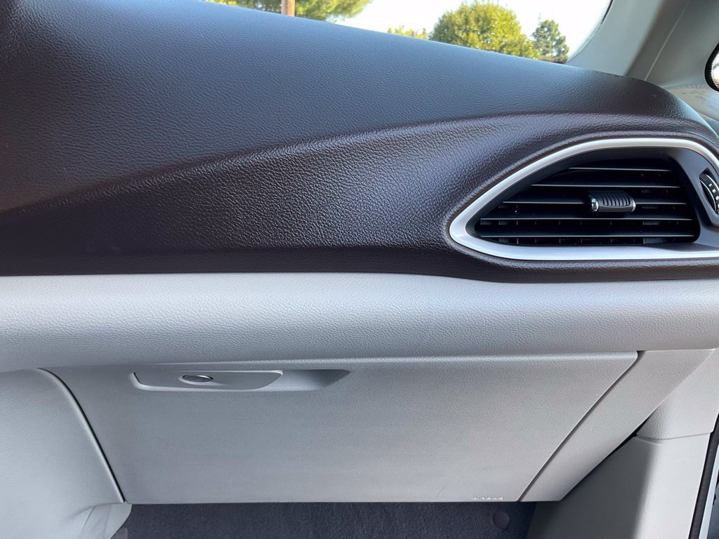 Used 2017 Chrysler Pacifica Touring-L Plus FWD image 33