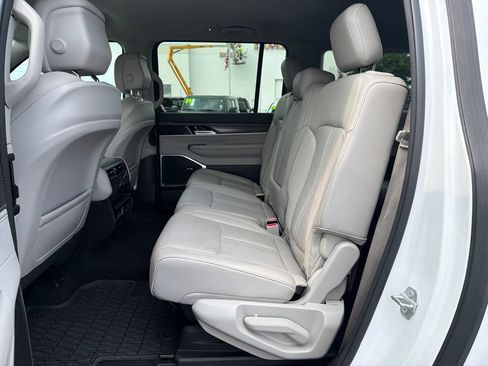 Used 2024 Jeep Wagoneer L Series II w/ Flexible Seating Group AWD/4WD image 18