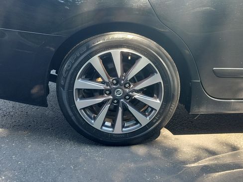 Used 2017 Nissan Altima 2.5 SL w/ Moonroof Package FWD image 5