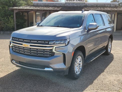 Used 2022 Chevrolet Suburban LT image 1