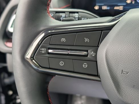 Used 2025 Chevrolet Traverse RS image 18