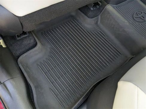 Used 2021 Toyota RAV4 XLE Premium image 38