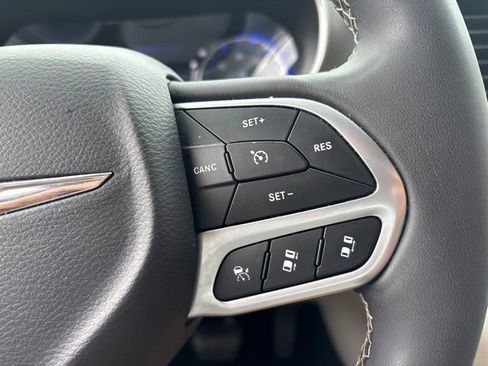 Used 2023 Chrysler Pacifica Touring-L FWD image 23