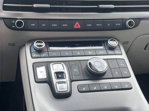 Certified 2025 Hyundai Palisade Limited FWD image 17
