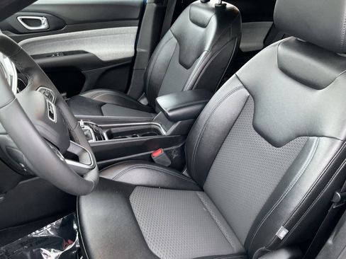 Used 2024 Jeep Compass Latitude image 28