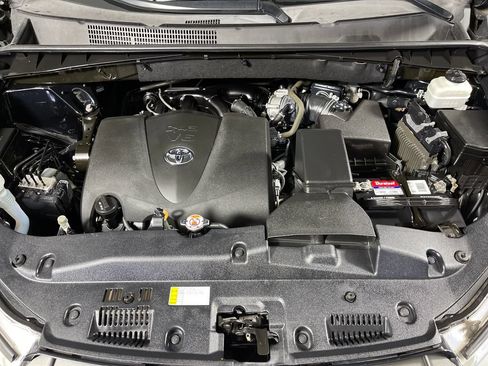 Used 2019 Toyota Highlander Plus FWD image 9