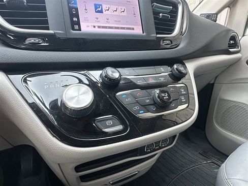 Used 2022 Chrysler Voyager LX FWD image 20