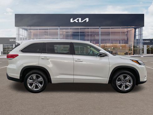 Used 2019 Toyota Highlander Limited FWD image 3