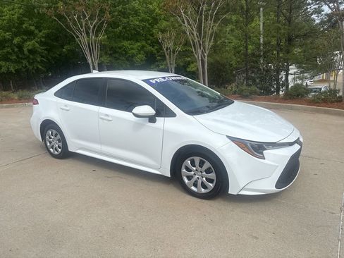 Used 2022 Toyota Corolla LE image 3