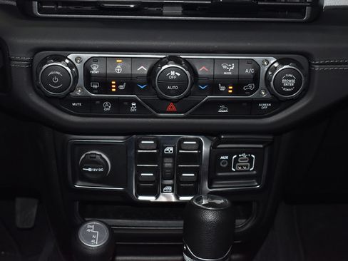 Used 2025 Jeep Wrangler Unlimited Sahara AWD/4WD image 33
