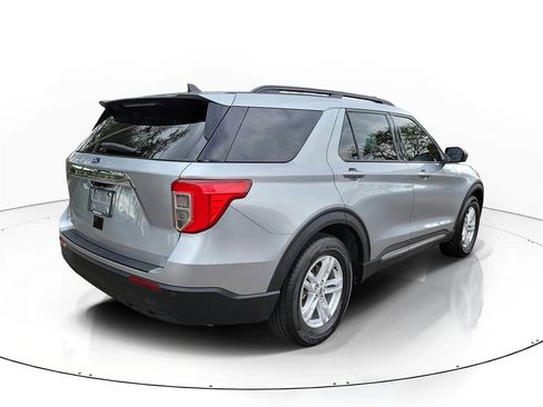 Used 2023 Ford Explorer XLT image 3