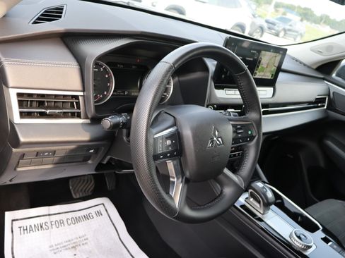 Used 2025 Mitsubishi Outlander SE FWD image 18