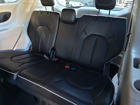 Used 2022 Chrysler Pacifica Limited image 14