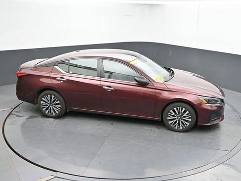 Used 2025 Nissan Altima 2.5 SV FWD image 14